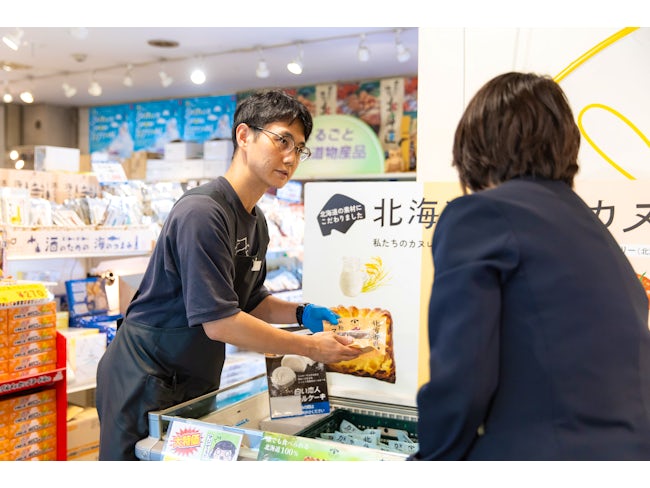 カヌレ作成スタート時は社長がひとり、中古のオーブンで試作を繰り返し作成。現在は大手ECサイトで売上1位を獲得するほどの人気商品に!
オリジナル商品も多く、お客様との会話も弾みます。