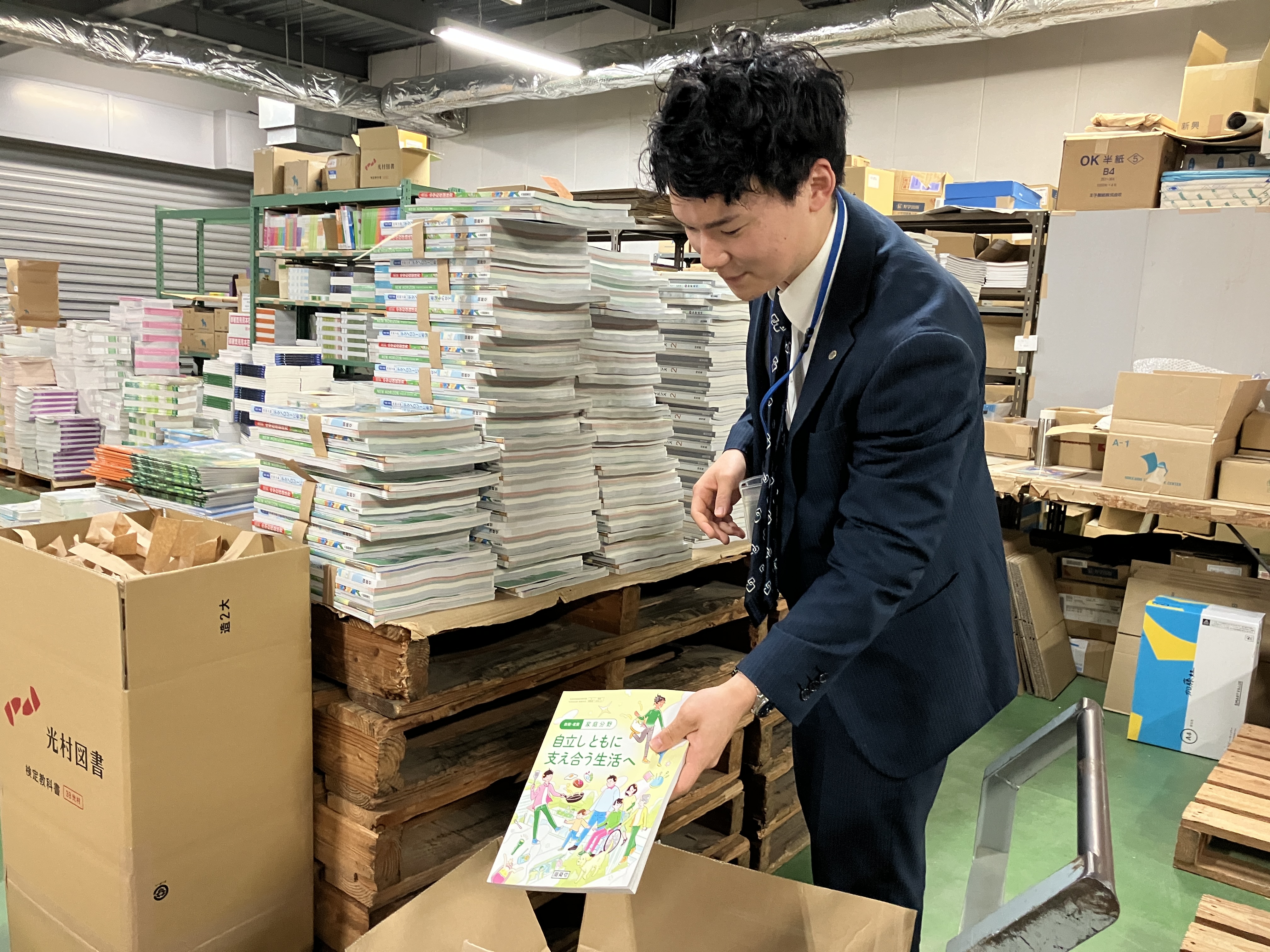 学校・学生には、物流会社様を通して直接納品することが半分、教科書取扱書店を通すことが半分程度。バンを活用し直接教材を届けることもありますが、基本札幌市内のみで、量も多くはありません。