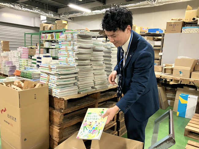 学校・学生には、物流会社様を通して直接納品することが半分、教科書取扱書店を通すことが半分程度。バンを活用し直接教材を届けることもありますが、基本札幌市内のみで、量も多くはありません。