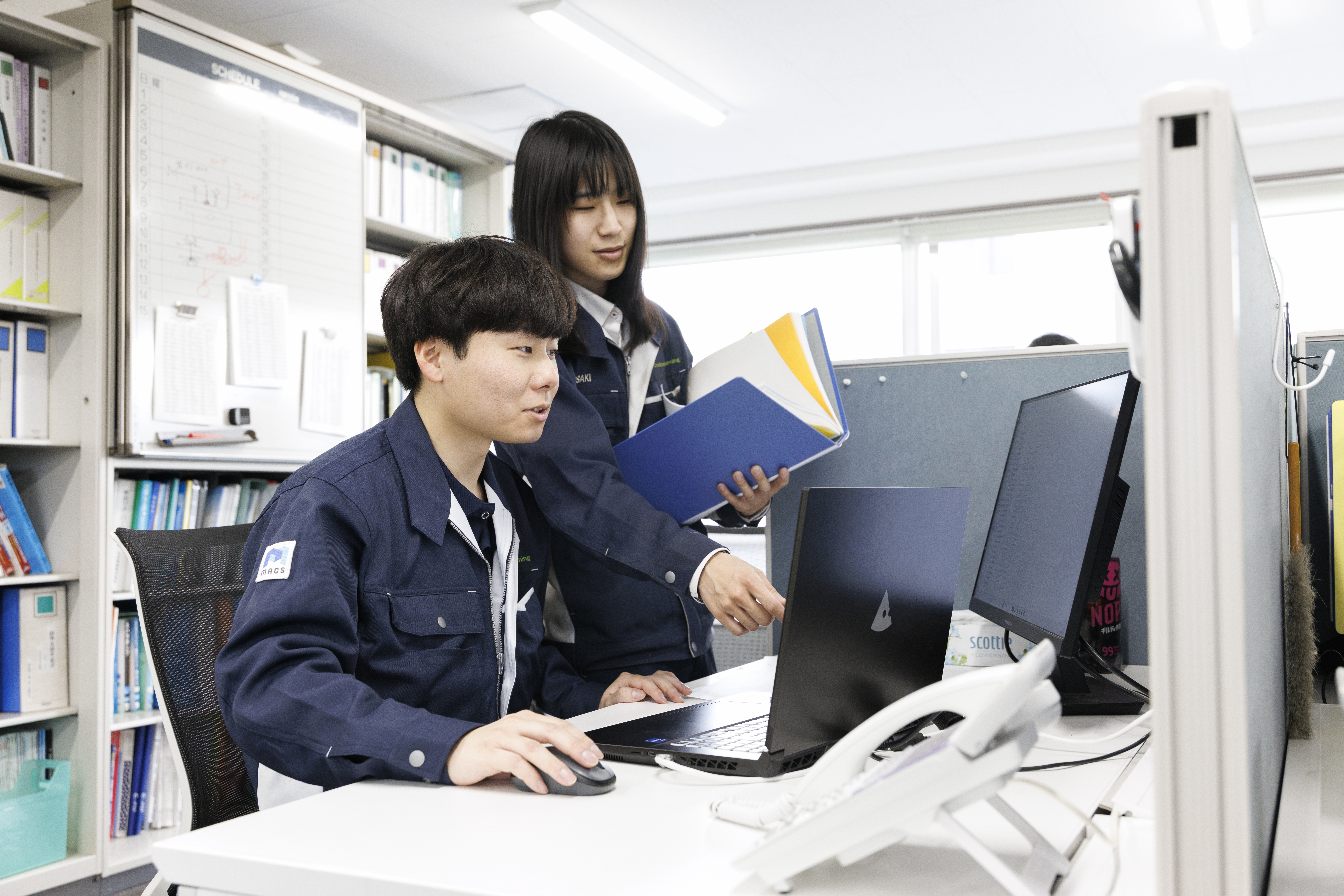 異業種からの挑戦でも、先輩が必ず「お手本」を見せた上で練習させてくれます。挑戦後はフィードバックをくれるため、成功体験を積み重ねて自信を持てる環境です。元運転手の社員も、今ではチームの柱です。