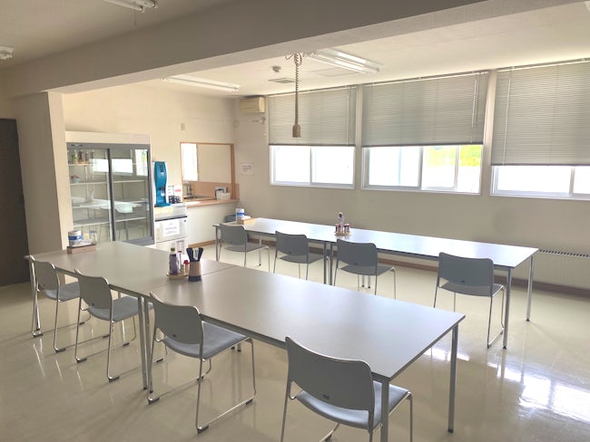 食堂風景です。岩内町には個性豊かな2つの泉質が存在する5つの温泉施設が有り温泉が好きな方にもおすすめ。スーパー・薬局・コンビニ・歯科・病院も複数あるので生活をする上で不便はありません。
