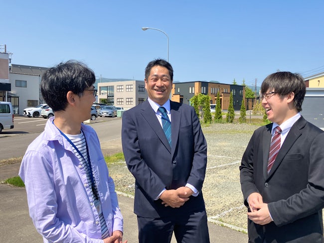 函館本社では夏になると会社敷地内の駐車場にてみんなでBBQを楽しむことも。堅苦しさは全くなく、社員一人ひとりが主役の会社です。残業の制限、休日の多さなど働く環境の整備は社員を大切にしたい社長の想いから。