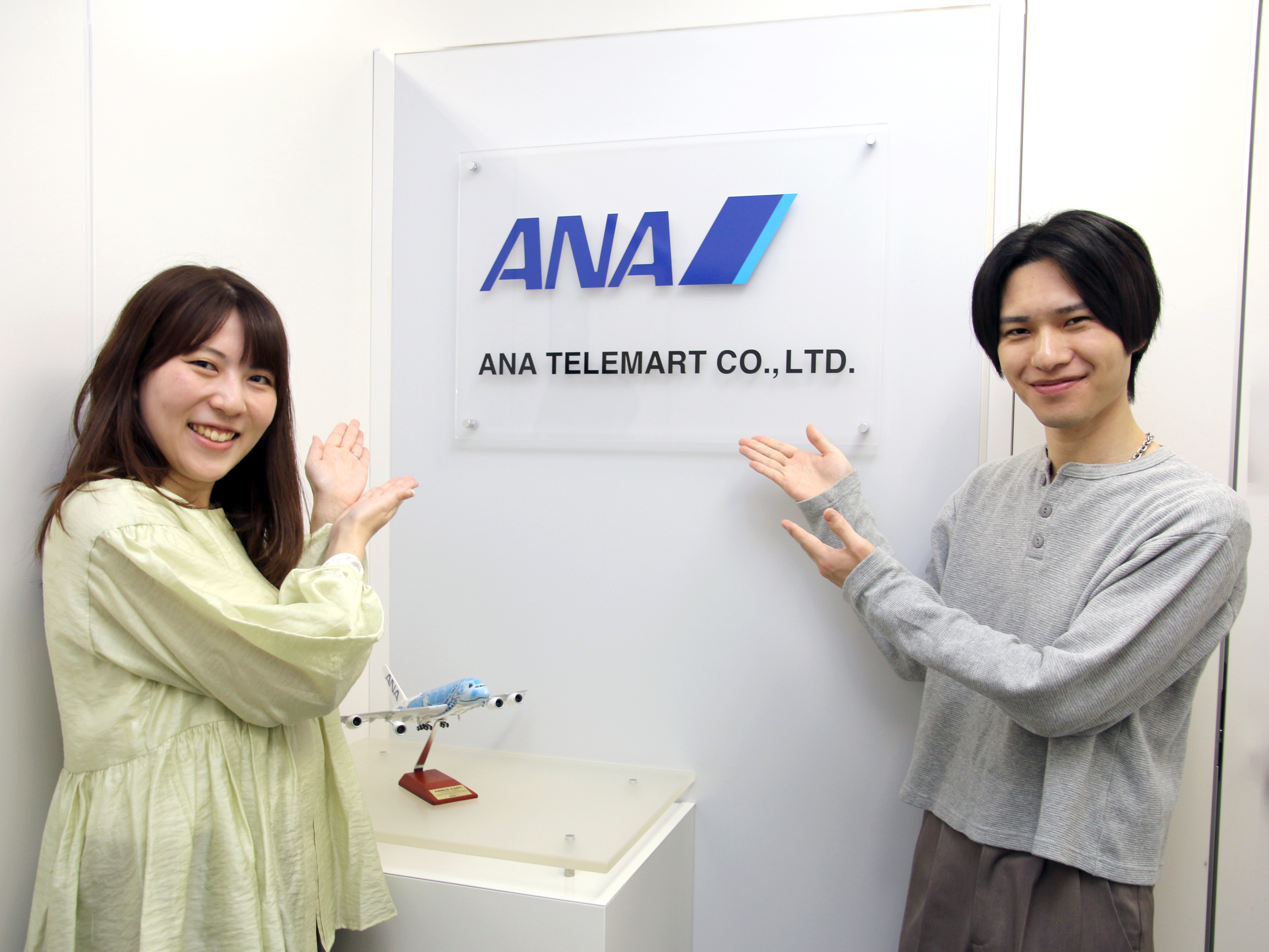 始業後まずは「ブリーフィング」という、飛行機の運航状況や周知事項の共有ミーティングから始まります。台風・大雪といった悪天候の日は、遅延／欠航の問い合わせが増えるため、チーム連携もより一段と高まります！