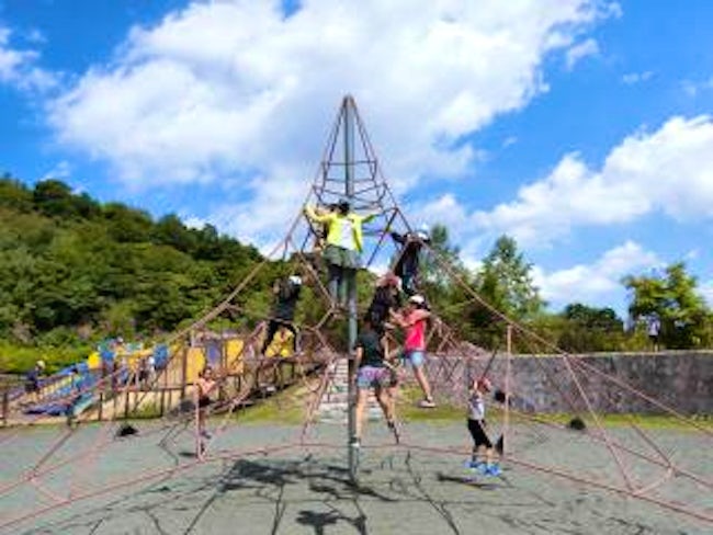 さくらキッズクラブは、近隣の小学校まで子供たちを迎えに行き、一緒に宿題をしたり、思い切り遊んだり、習い事をしたりする放課後児童クラブです。