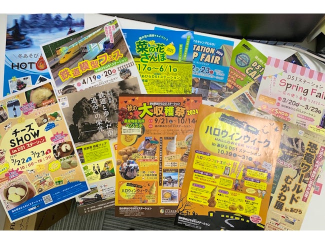 道の駅を拠点に、イベントや企画で集客します。チラシづくりやWebでのPRも大切な仕事。集まった人々が安平町のさまざまな場所を巡り、町の魅力を知り、安平町のファンになってくれるのが目標です。