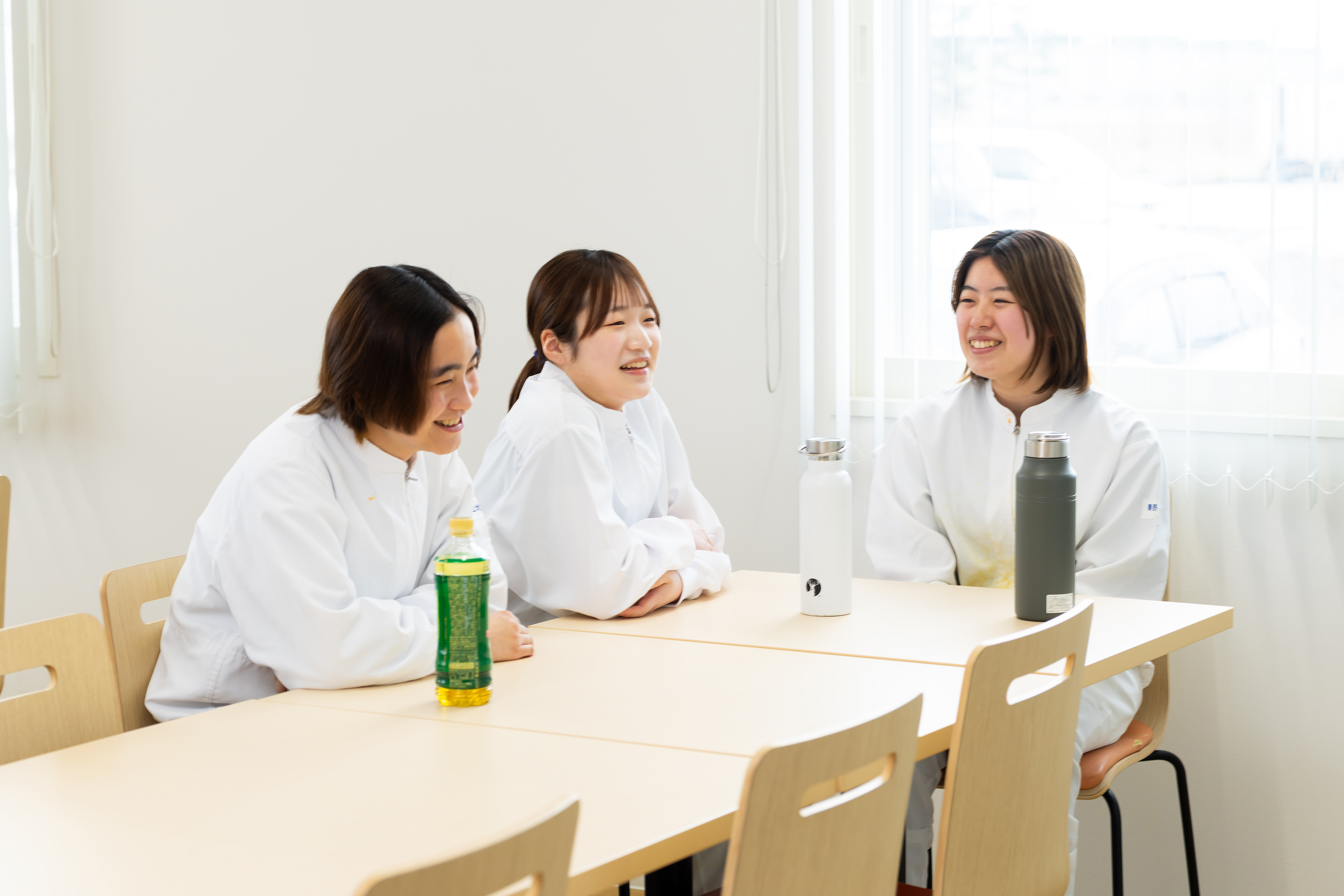 休憩時間は、それぞれが思い思いの時間を過ごしています。同僚と談笑したり、スマートフォンで情報収集したり、お菓子を食べたり…。自由な時間を有効活用してください。