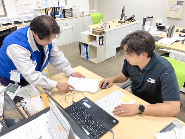 最初は先輩社員と一緒に業務を覚えることからスタートします。しっかりサポートするので、わからないことや不安なことは気軽に先輩社員に聞いてください。