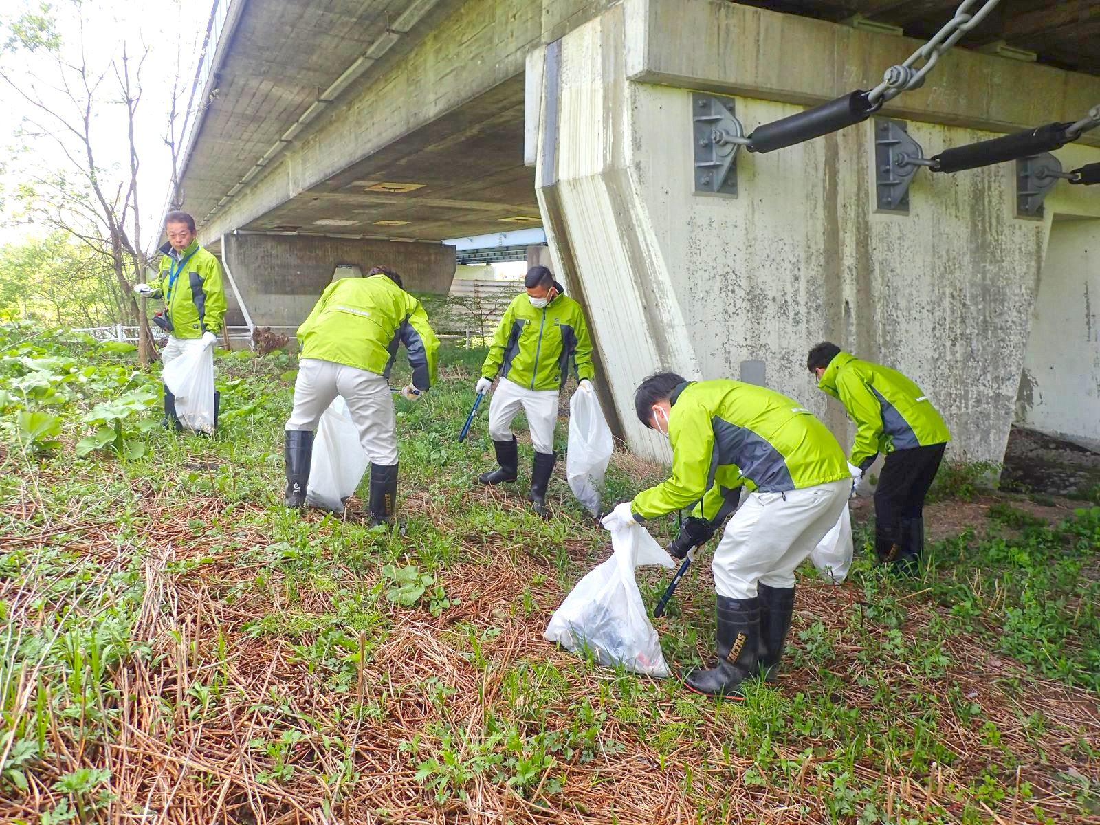 【SDGsの取り組み】当社は北海道で活動する一企業として、街の清掃・ゴミ拾い、草刈りボランティアや、学校での出前授業などの社会貢献活動を行っています。写真は河川敷清掃を行った時の様子です。