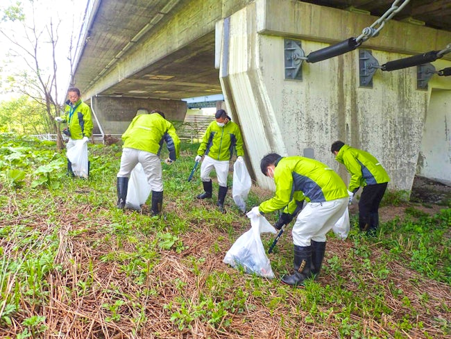 【SDGsの取り組み】当社は北海道で活動する一企業として、街の清掃・ゴミ拾い、草刈りボランティアや、学校での出前授業などの社会貢献活動を行っています。写真は河川敷清掃を行った時の様子です。