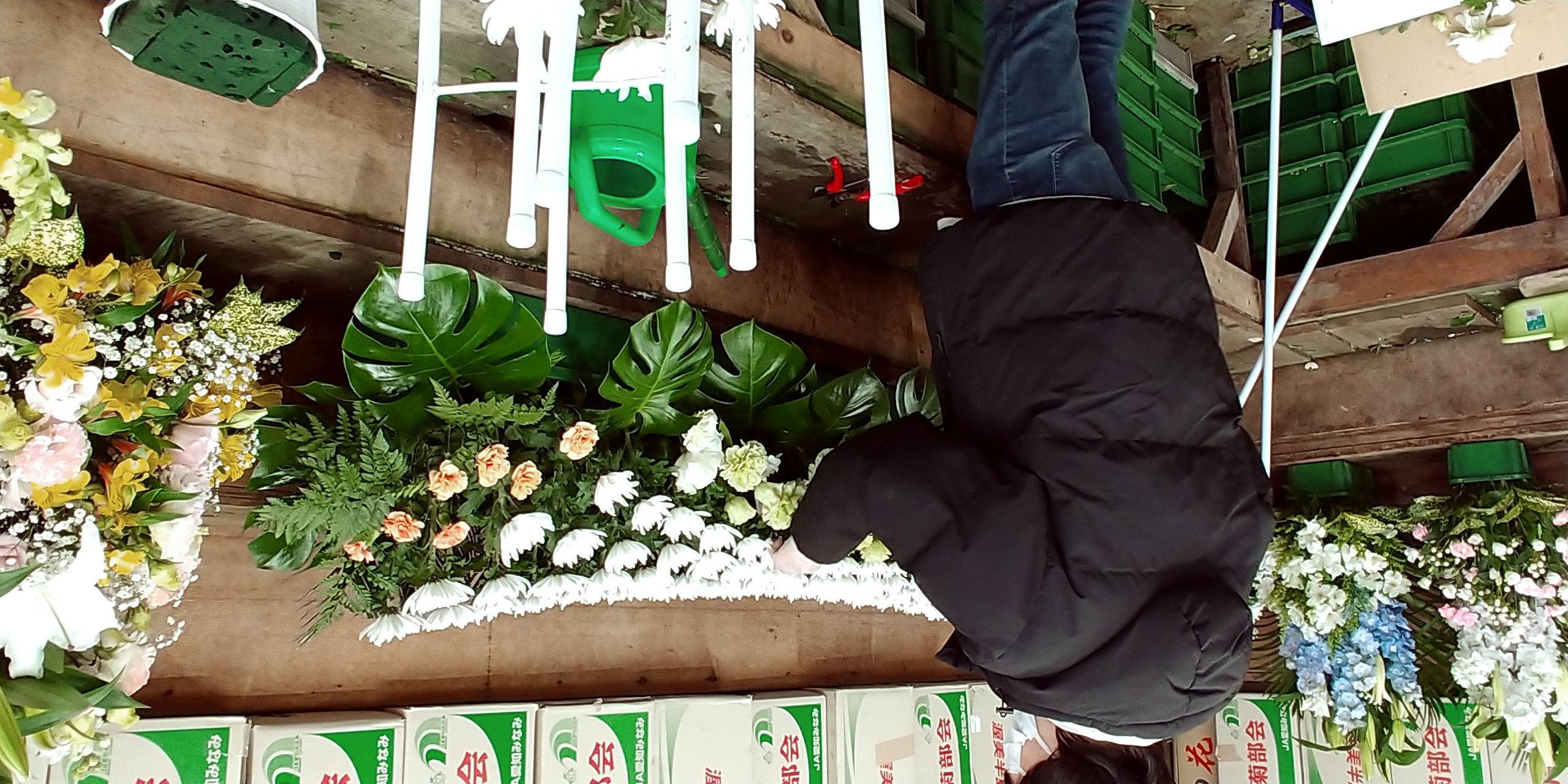 札幌は20〜50代9名､函館は20〜30代2名で全員男性。先輩職人さんは20･30代に対しても気を遣ってくれて丁寧に対応してくれますし､みんな明るく仕事しながら時には雑談したり冗談言って笑ったりしてます！by Hさん