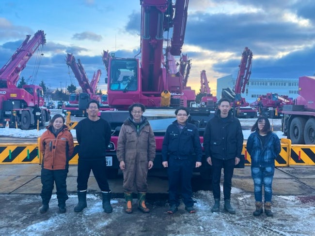 お客様の安心を第一に、現場に密着した営業を行っています。危険予知、安全管理を徹底し、最適な人材(オペレーター)と連携しながら工事に携わっています。