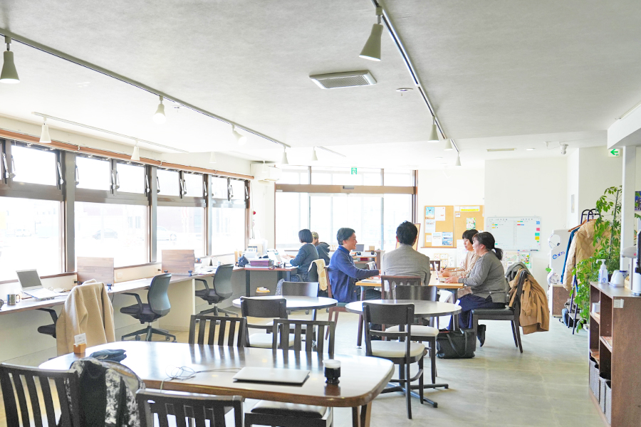 活動の拠点となる「ながぬまホワイトベース」はコワーキングスペース。会議室や集中して仕事ができる個室も完備されています。