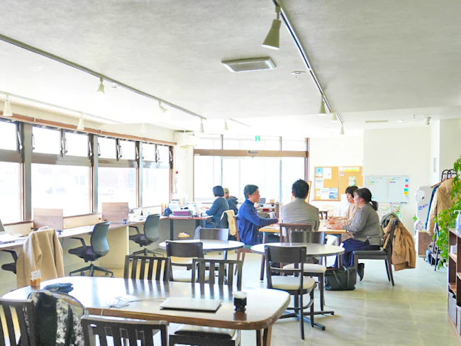 活動の拠点となる「ながぬまホワイトベース」はコワーキングスペース。会議室や集中して仕事ができる個室も完備されています。