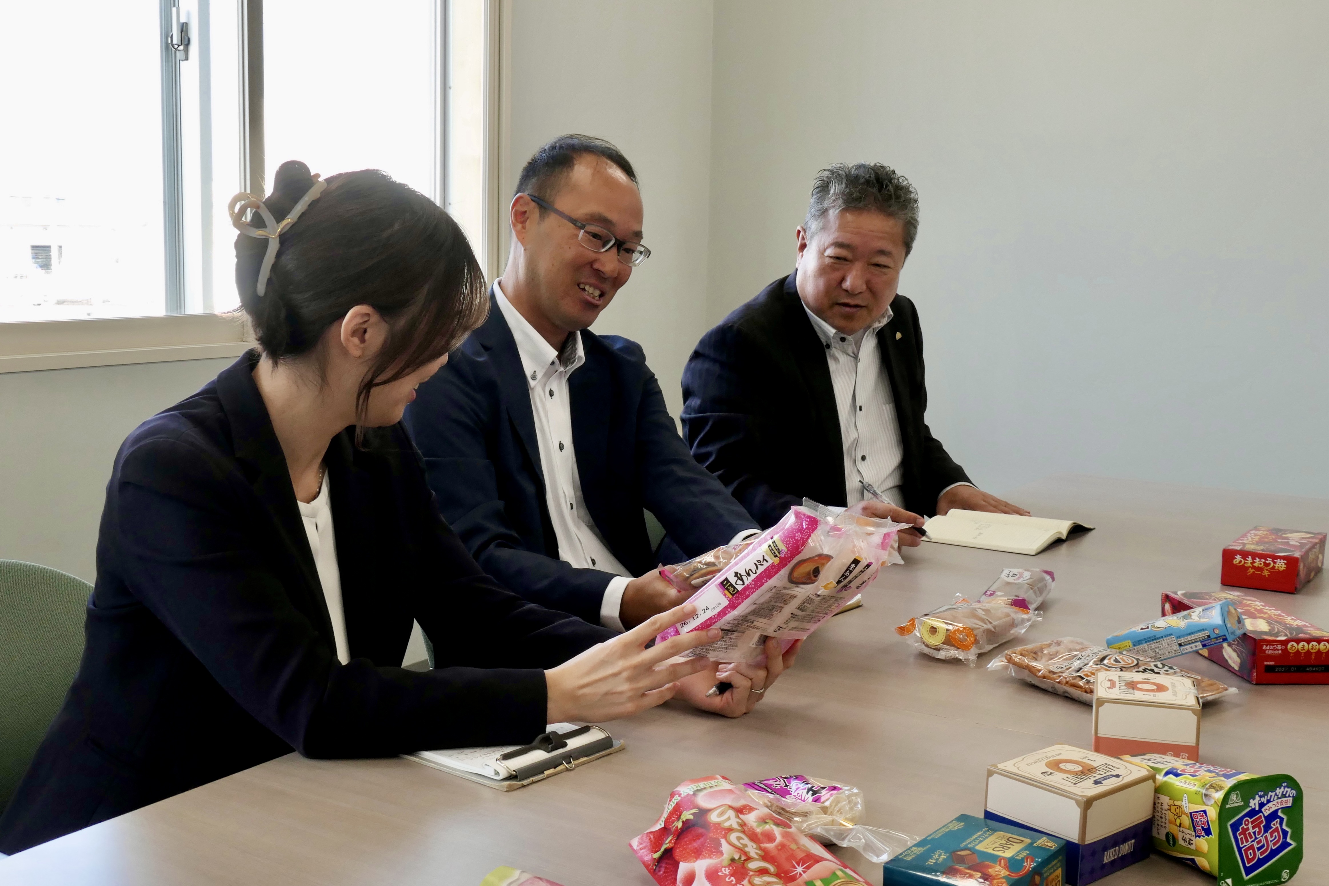 お菓子業界だからこそ、発売前の商品や話題の限定品にいち早く触れる機会があります。新商品の情報をいち早くキャッチし提案できるのは、この仕事の特権です！