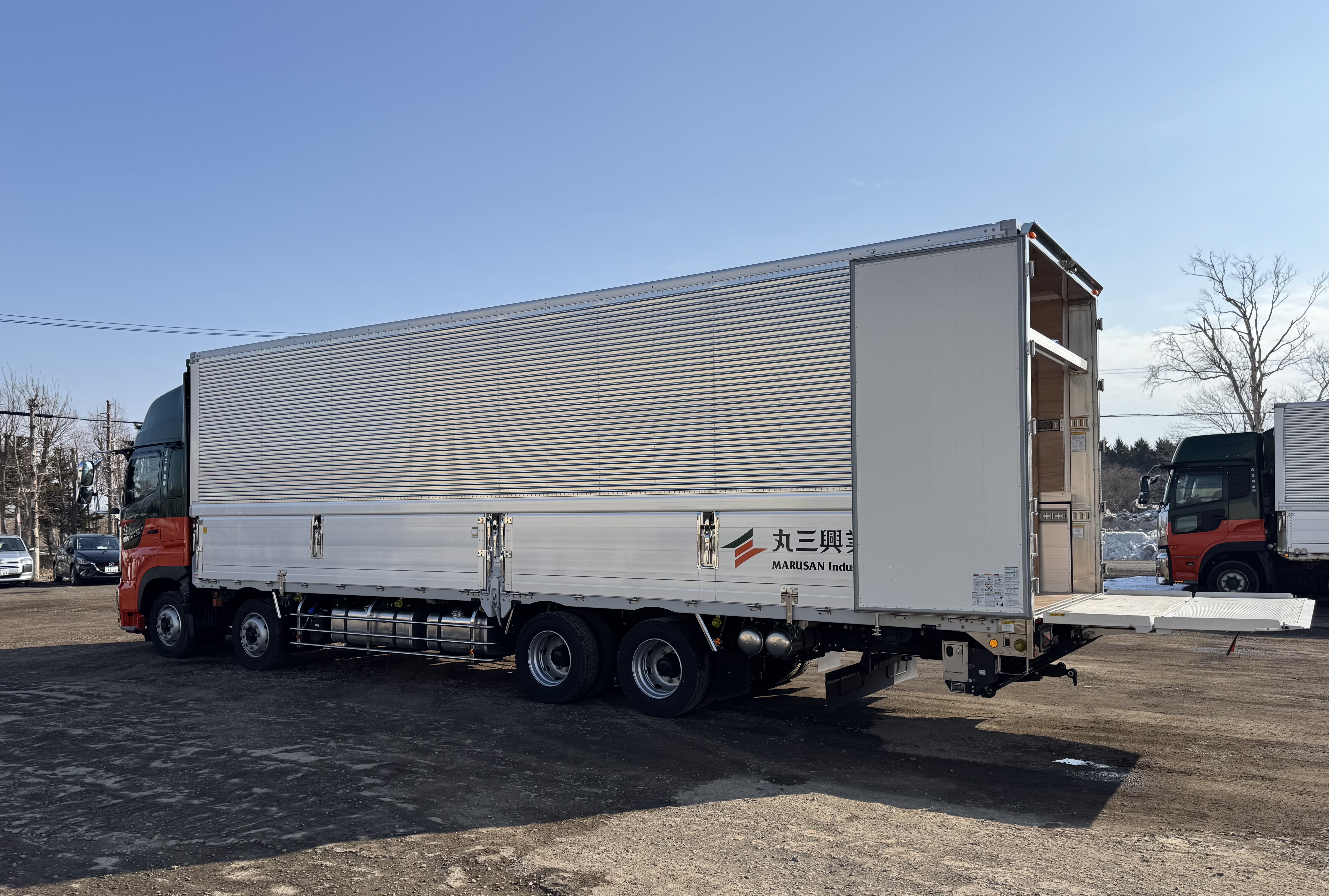 毎年､新車を導入していますが､今年は「格納ゲート仕様」の車を導入しました！野菜などの多岐にわたる一般貨物の輸送なので､手積みの場合もございますが､新車輌導入による負担軽減や手当でしっかり還元しています！