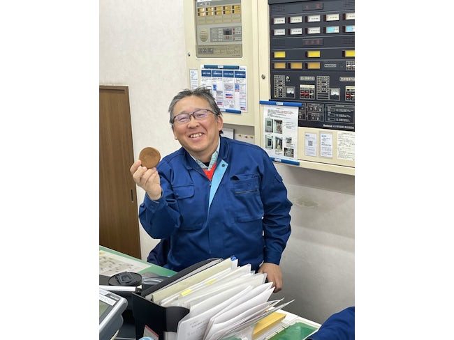 【昨年工場長就任】今川焼きを持ってにっこり表情の工場長は社員のみんなから愛されるいじられキャラ♪工場の職場環境はとても良好。部長と一緒にゴルフに行く人もいたり壁がないのが当社の特徴です。