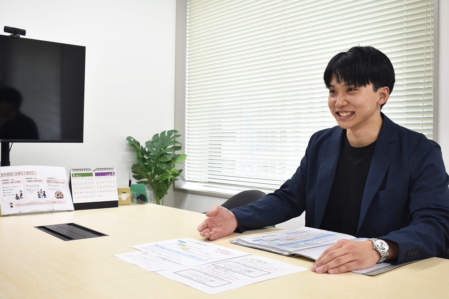 議事録や面談メモはAIで自動要約（全担当者へPLAUD NOTEを貸与）、STREAMEDやAIエージェント等で記帳周りを効率化するなど、生成AIを積極的に活用することで生産性を高めていただけます。
