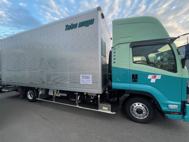 最初の1週間位は助手席に乗り業務の流れを覚えます。その後、先輩が助手席、新人さんが運転して、合格が出ればひとり立ちです。その方の習得状況に合わせます。