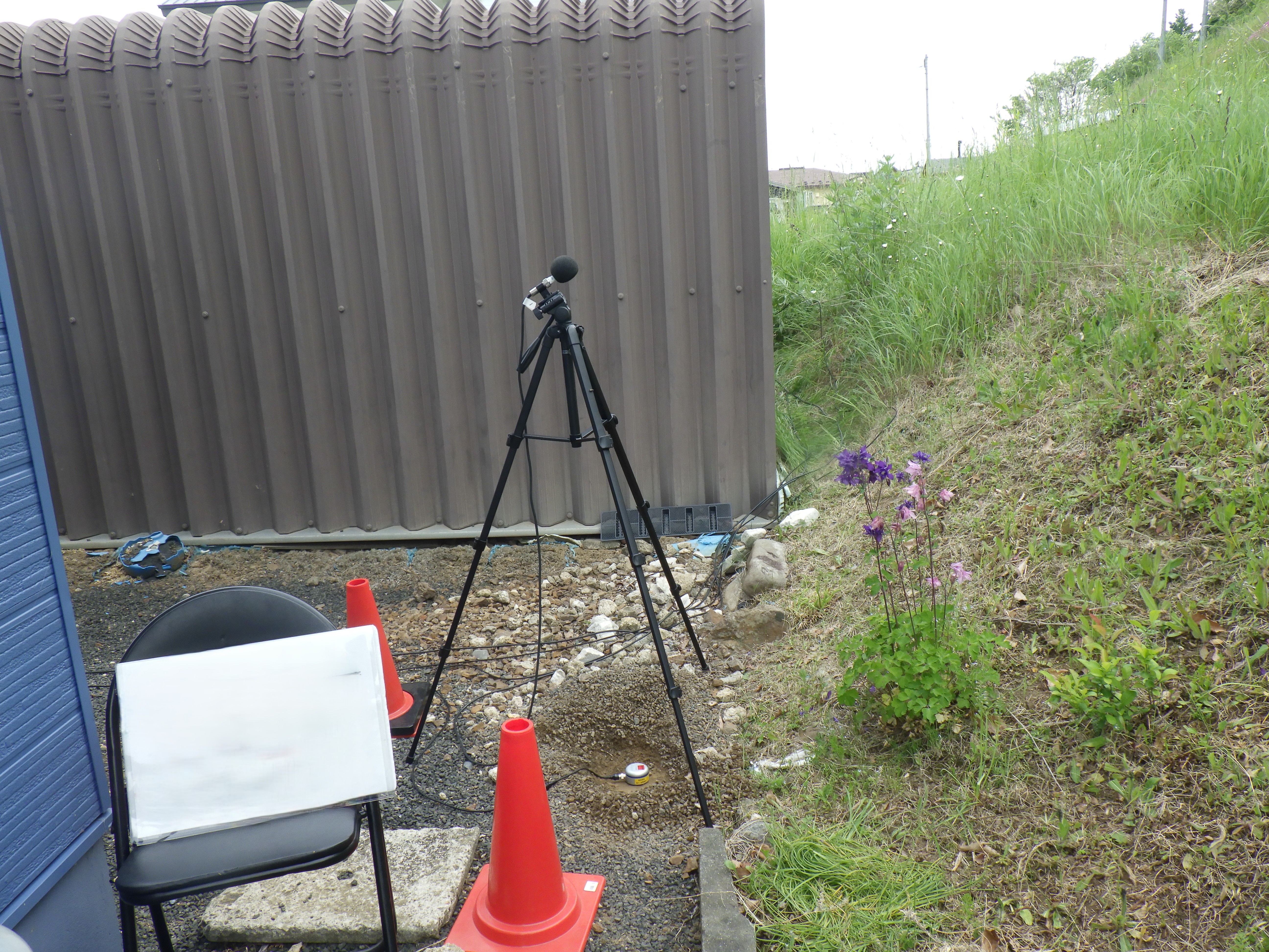 設置が完了したら、騒音・振動の計測をスタート。
その際に、騒音や振動が法規制値を超えていないかをチェックします。（心拍数のように機器が数値を表示してくれるので、基本は「見るだけ」でOK。）