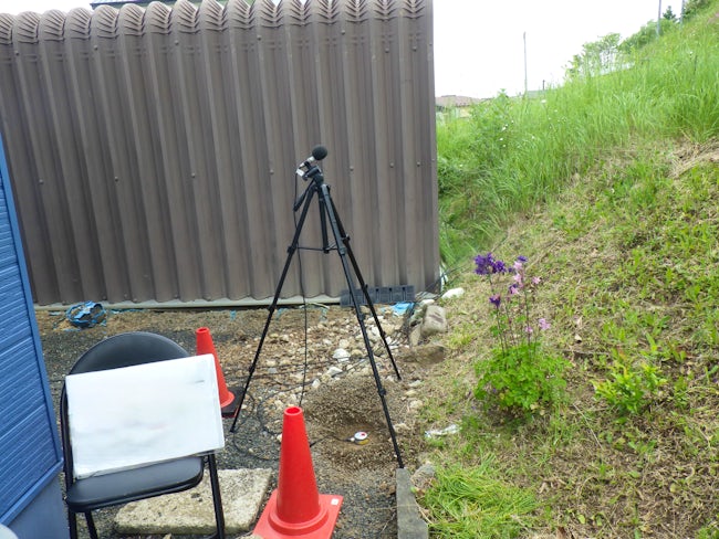 設置が完了したら、騒音・振動の計測をスタート。
その際に、騒音や振動が法規制値を超えていないかをチェックします。(心拍数のように機器が数値を表示してくれるので、基本は「見るだけ」でOK。)