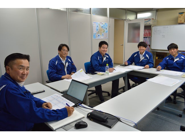 週一回のミーティング時の1枚。若手からベテランまで垣根なく切磋琢磨して頑張る雰囲気が当社の魅力の一つです。