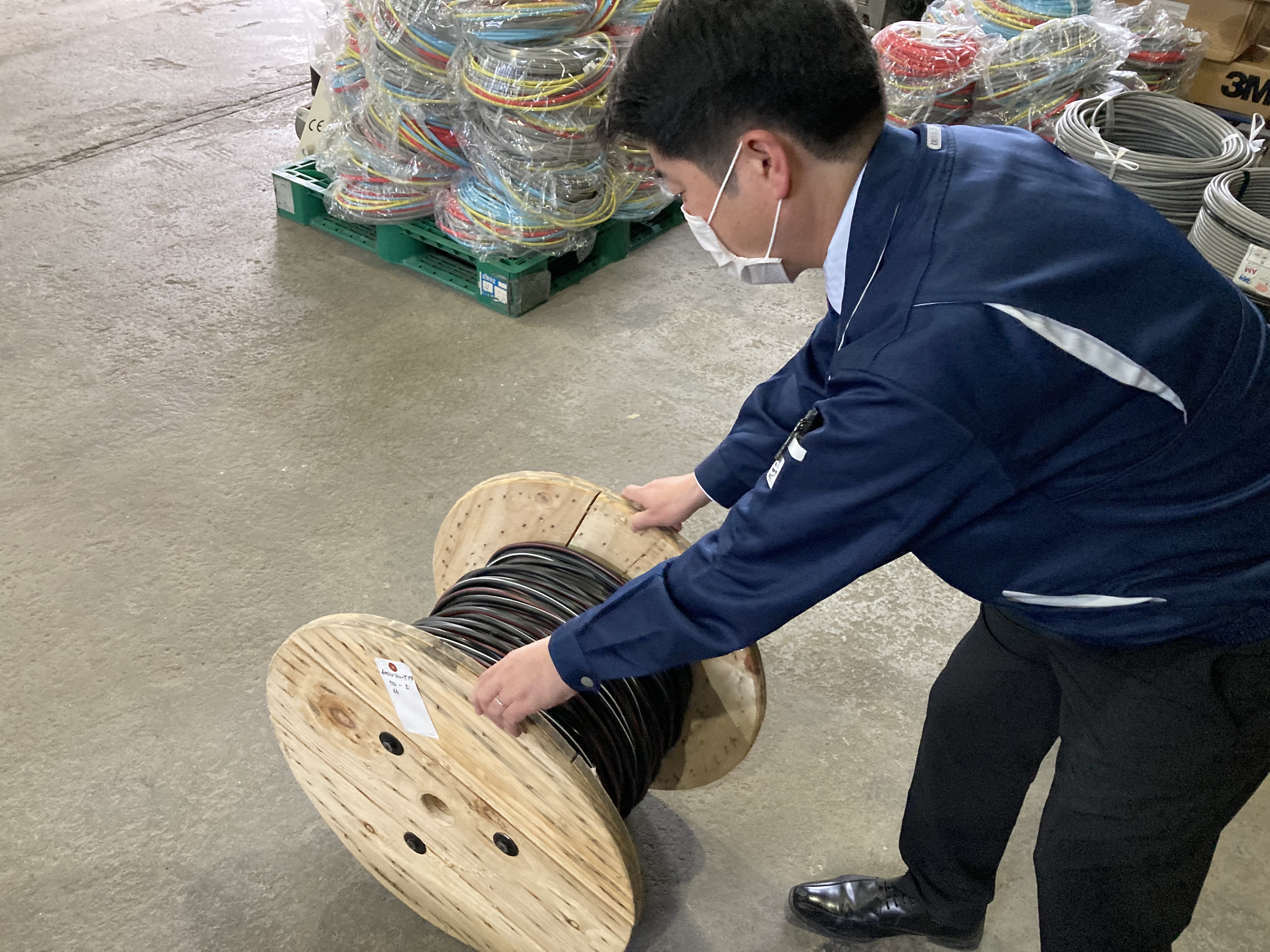 商品をオーダーメードでカットすることも。営業がメインですが、忙しくなってくるとみんなで助け合って作業することも。
