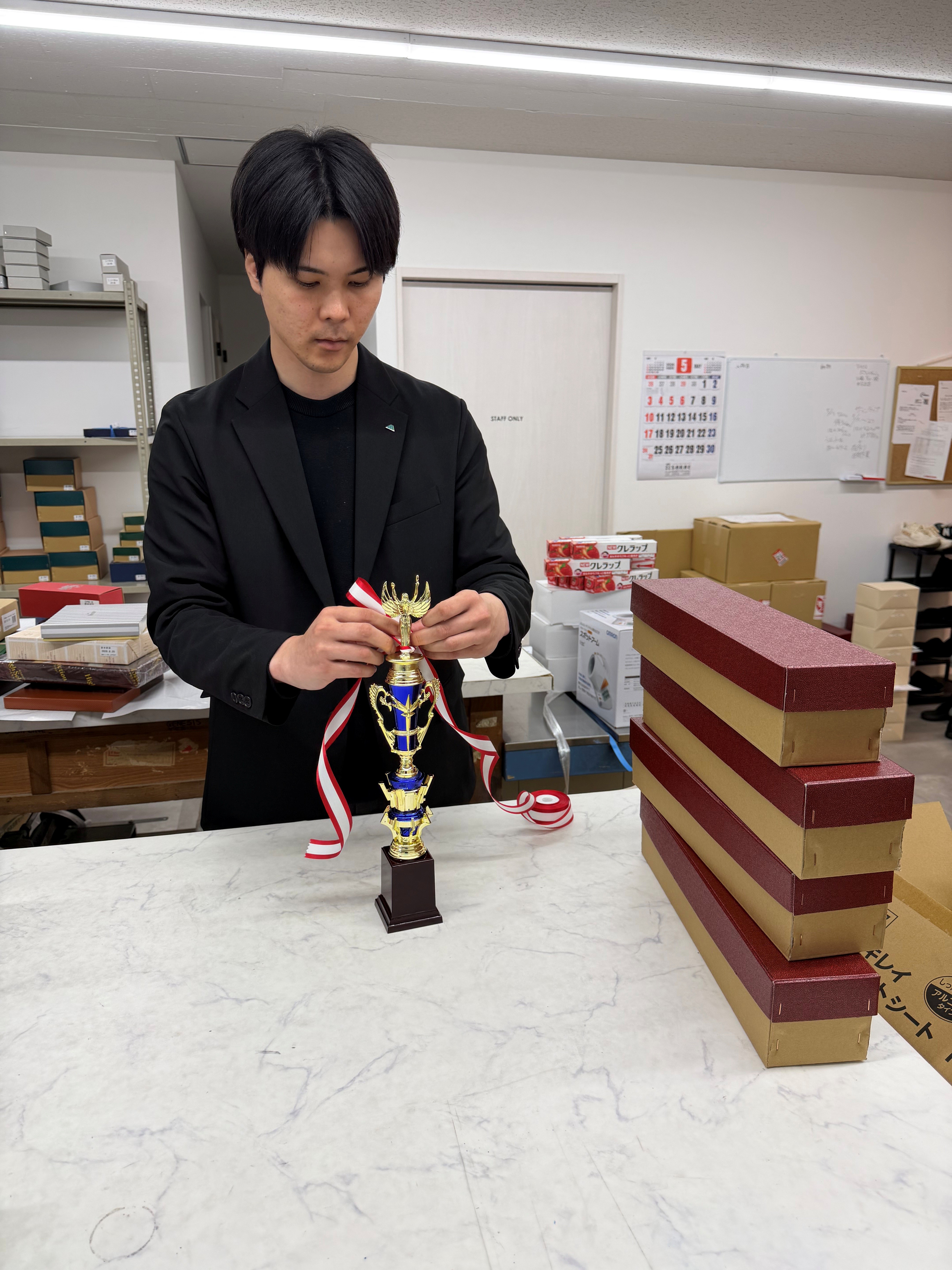 商品の組み立てや荷物の梱包を行う作業場です。営業だけではなく、この様な作業もあります。