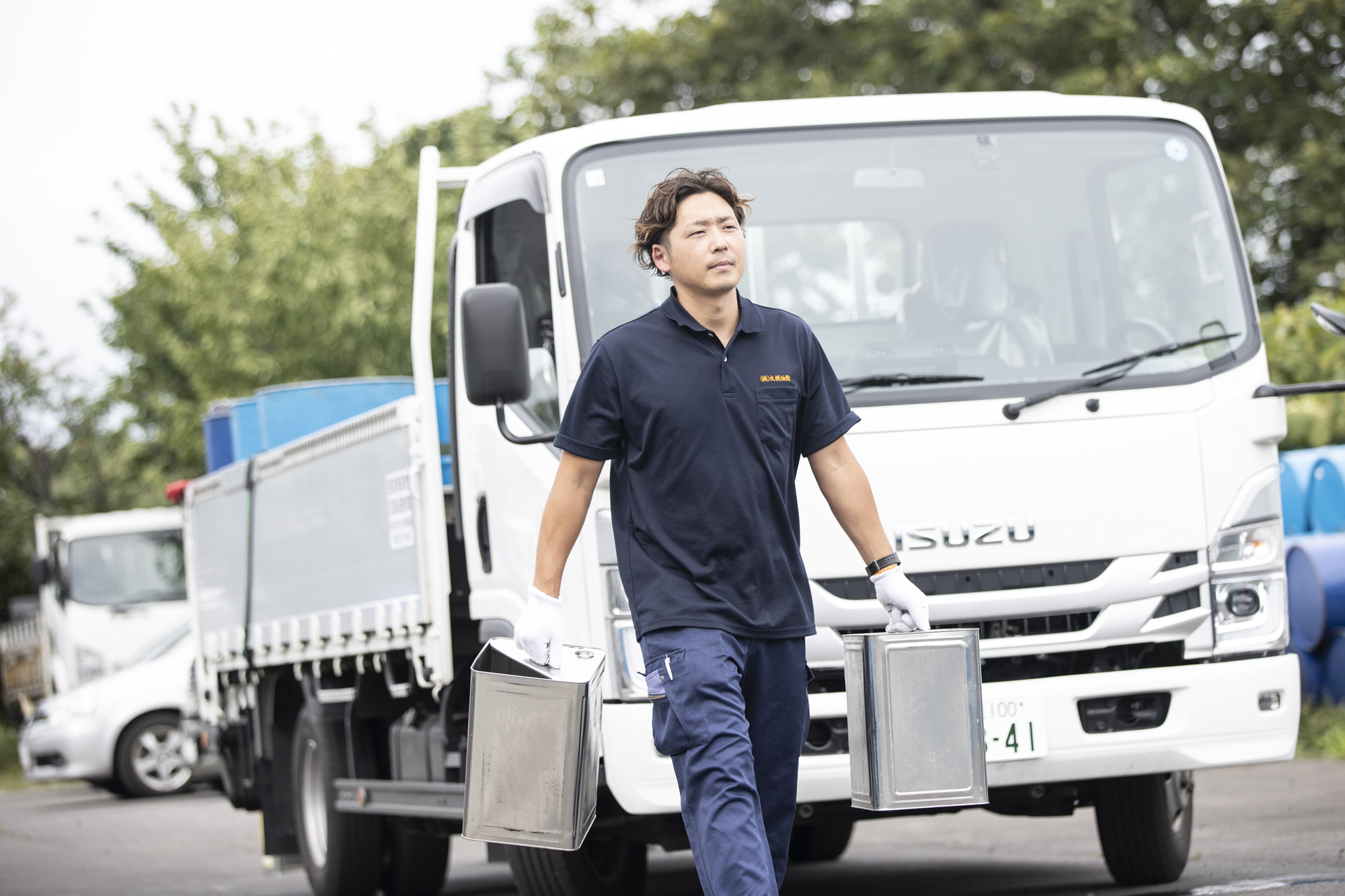 当社の回収ドライバーが工場へ廃食油を運んできます。ドライバーとのコミュニケーションも大切。会社全体のチームで仕事を進めています。