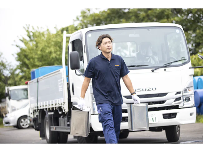 当社の回収ドライバーが工場へ廃食油を運んできます。ドライバーとのコミュニケーションも大切。会社全体のチームで仕事を進めています。