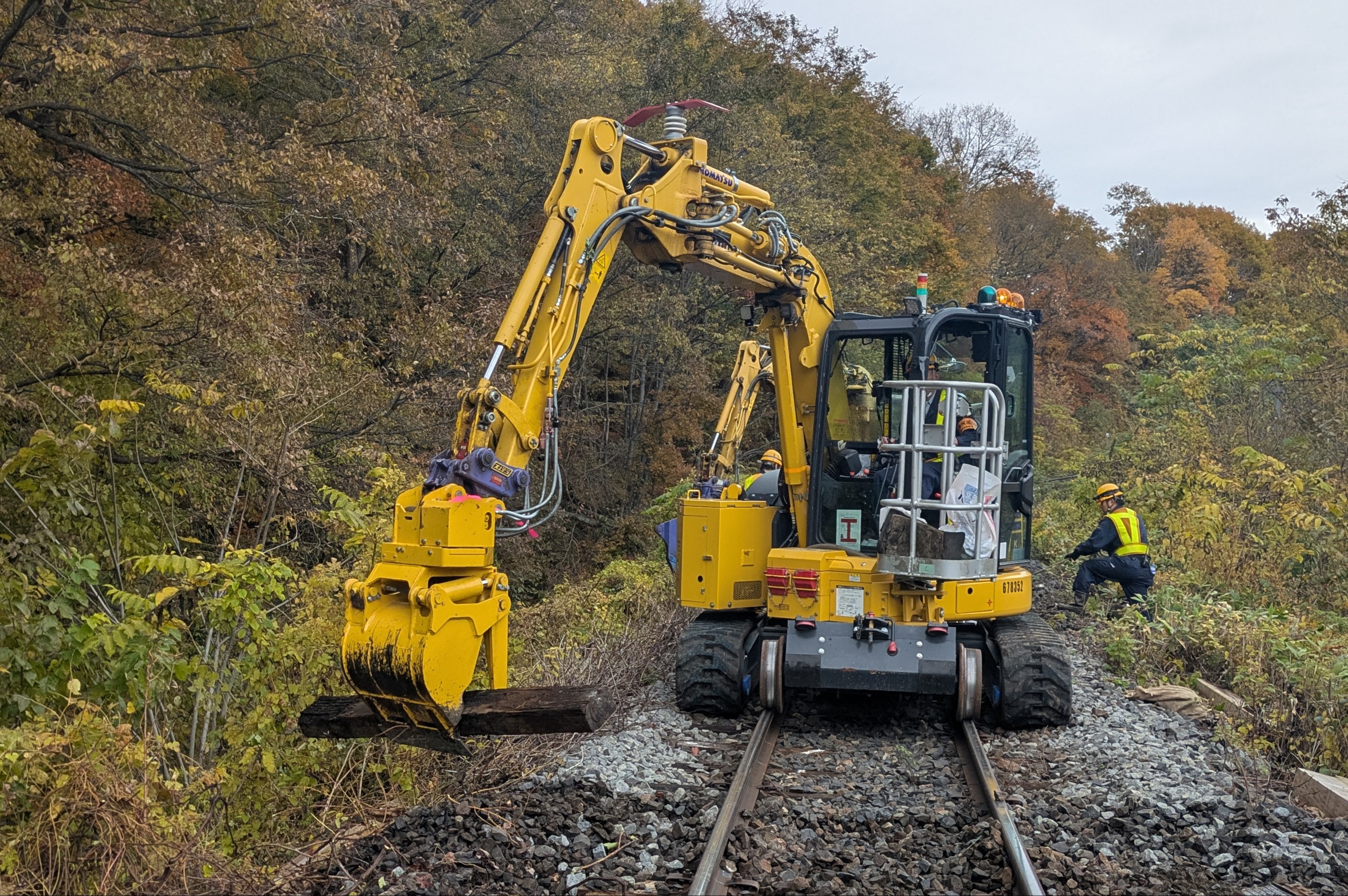 機械化作業も増えています。将来を見据え社内で重機作業の練習会も行っています。