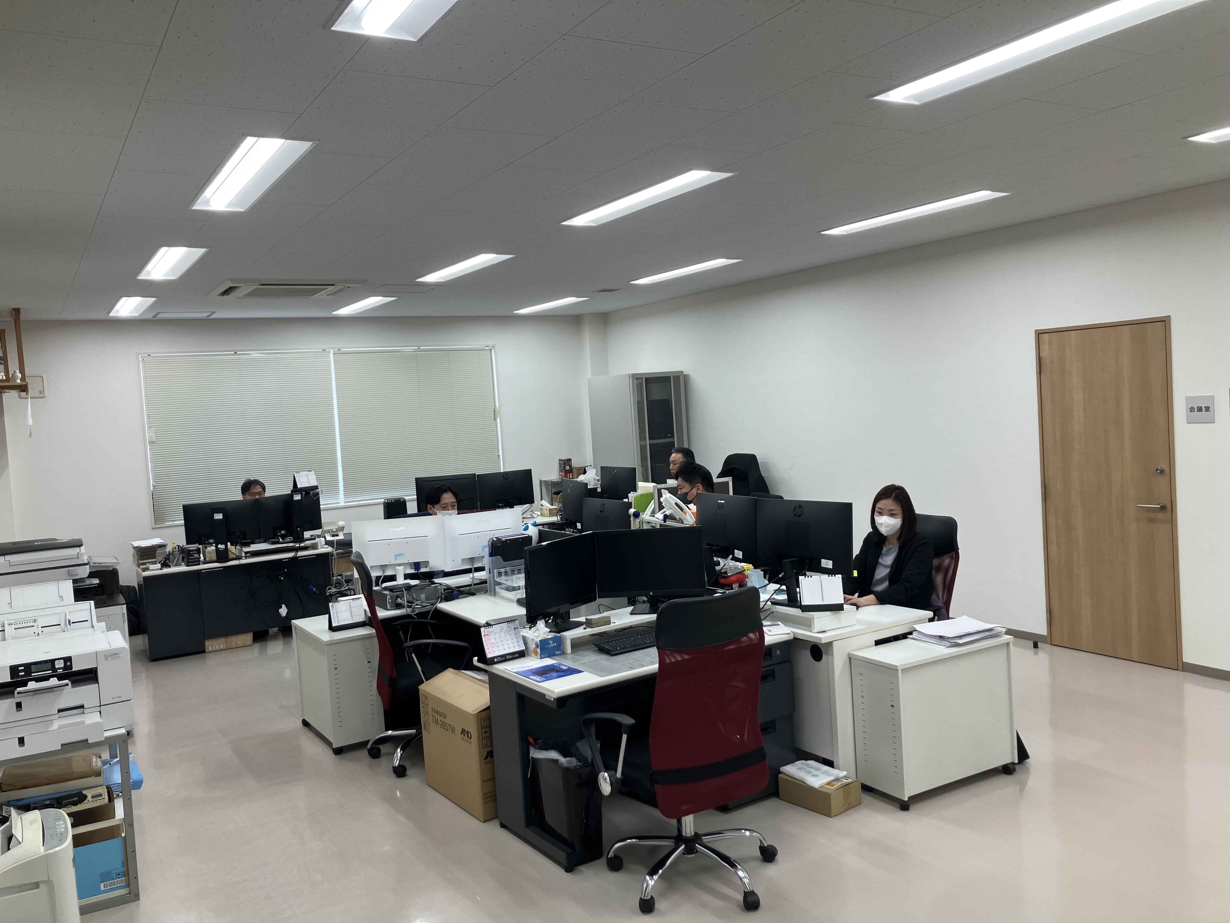 基本は出社して頂いておりますが、ご家庭の事情（お子様の発熱や介護など）に応じ、突発的なリモートワークへの切り替えも柔軟に対応しています！