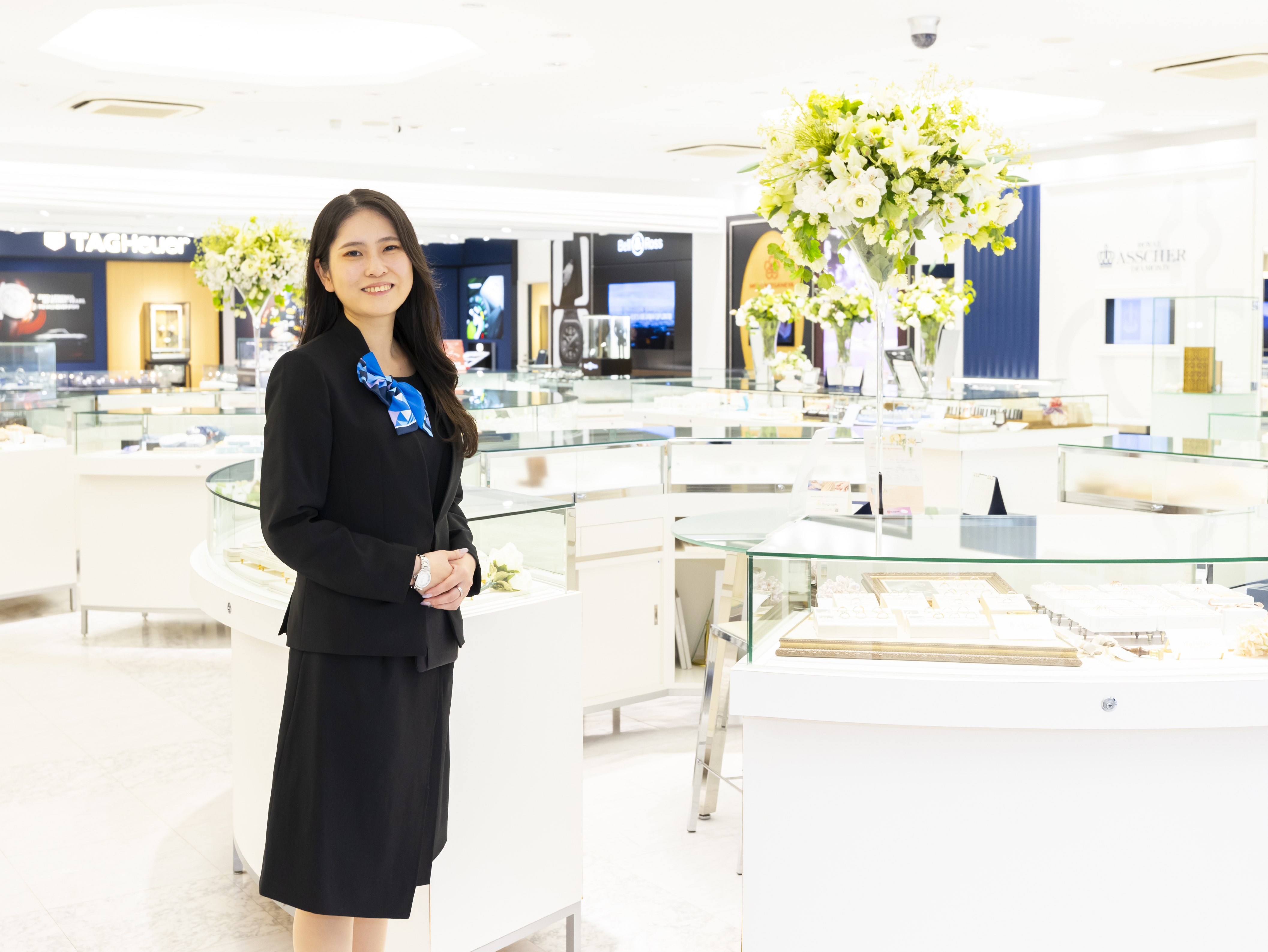 時計やジュエリーに関する事前の知識は問いません。現社員も未経験入社が多く、精通していた社員は1人もいません。事前研修やお客様との対話を通じ、徐々に興味関心を持って覚えていただければ大丈夫です。