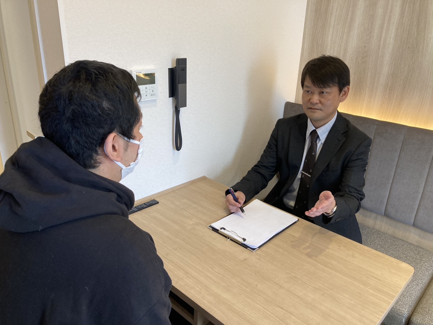 安全で快適な環境を維持し、利用者様に信頼と満足を提供するため、厳しく指導することはまれにあります。どの会社でも職場でもプロの仕事なら同じですので、臆せず飛び込んで来てくださいね！