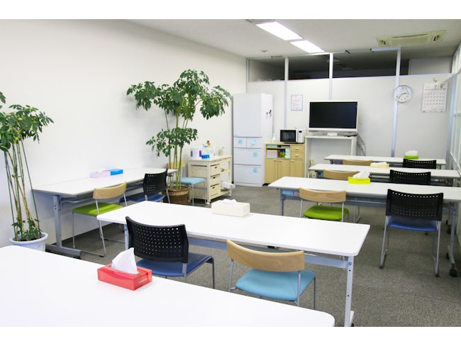 キレイな休憩室があり、冷蔵庫や電子レンジ、テレビが完備されているのはもちろん、自動販売機を設置しています。プライベートが保てる一人用のソファもあり大変人気です。