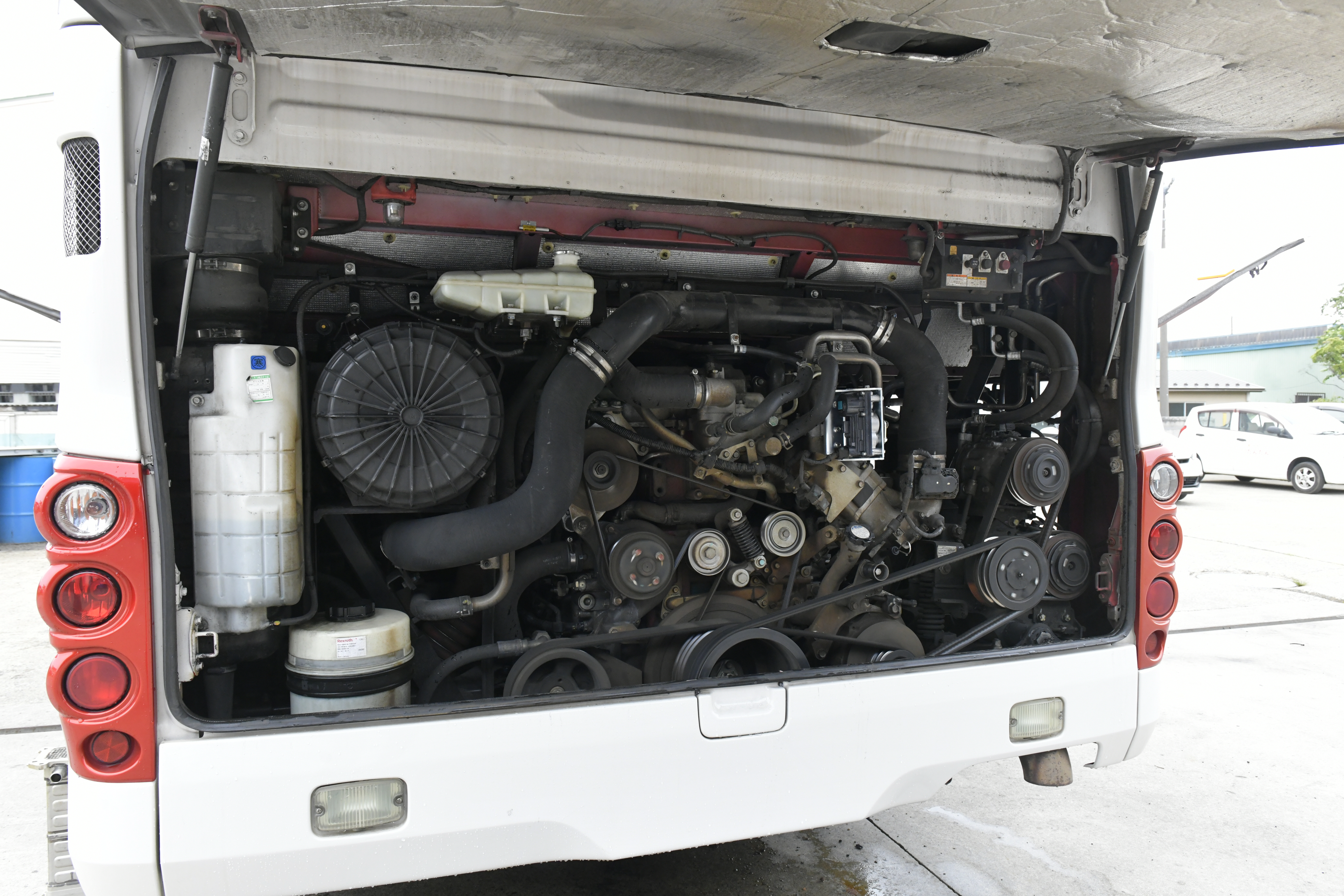 商用車はパーツが大きくエンジンルームも広いため、構造が理解しやすく作業もしやすいのが魅力です。最新のPC診断機やマニュアルも整備されているため、効率よくスムーズに作業を進めることができます。