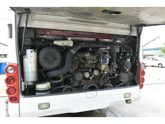 商用車はパーツが大きくエンジンルームも広いため、構造が理解しやすく作業もしやすいのが魅力です。最新のPC診断機やマニュアルも整備されているため、効率よくスムーズに作業を進めることができます。