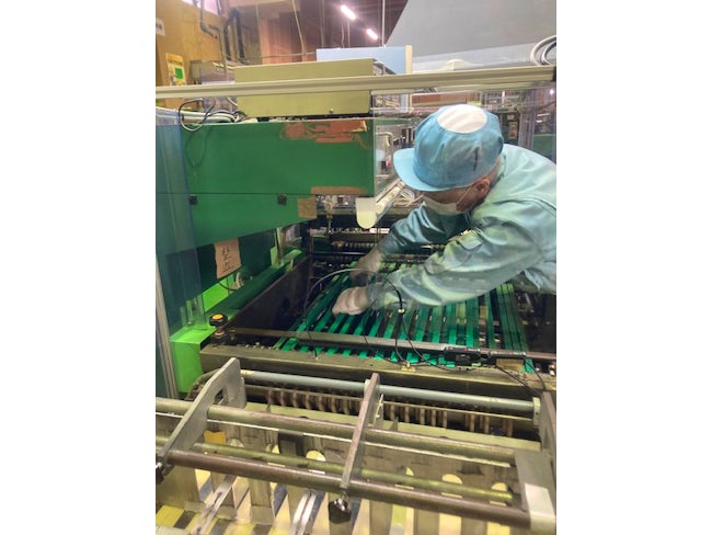 より良い製品を作るため、日々機械のメンテナンス作業も行います。