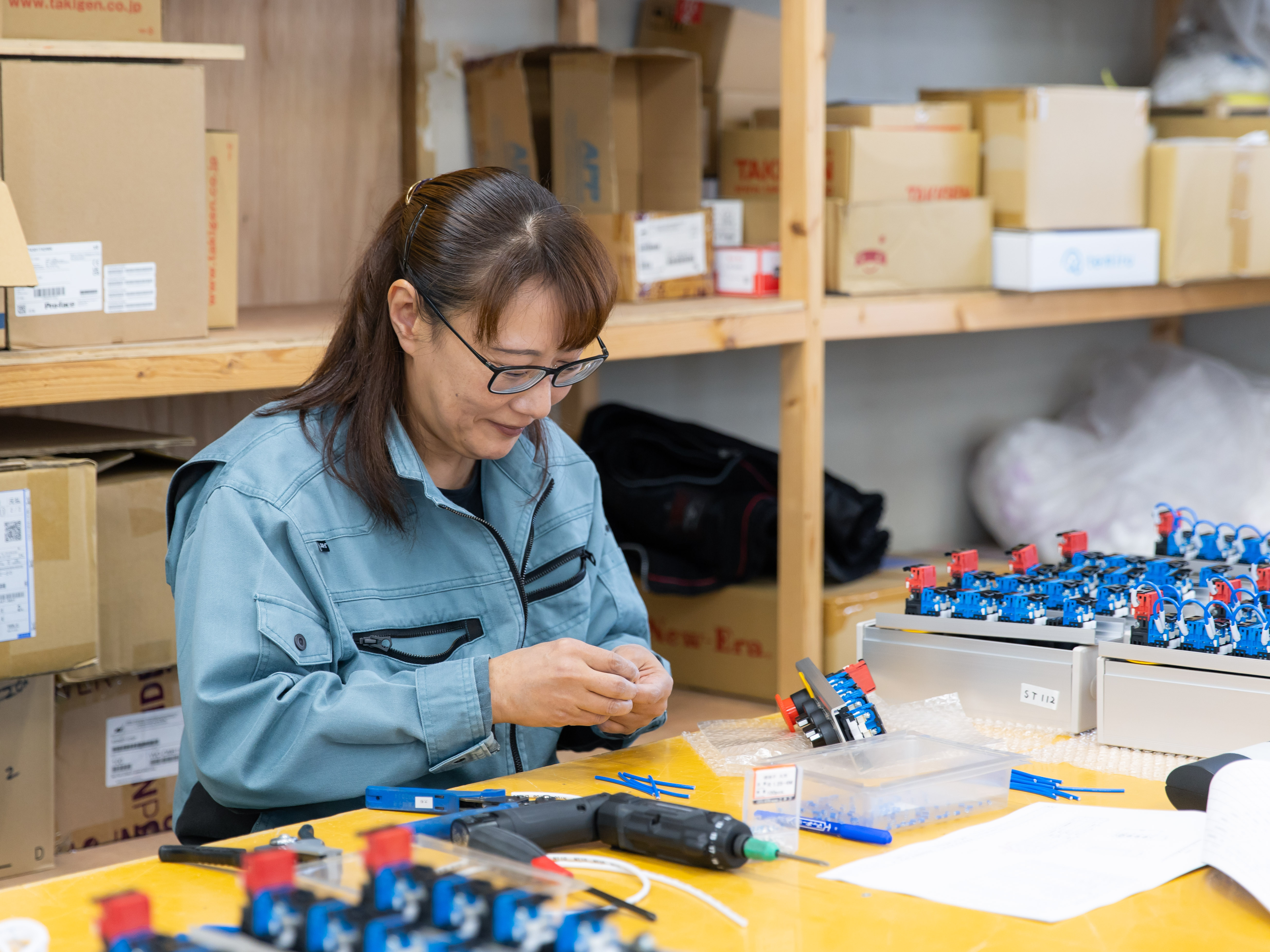 正社員だけではなく、パートスタッフも活躍している職場です。重いものを運ぶ作業は少なく、手先の細やかな作業が中心なので、モノづくりに興味がある方なら誰でもOK！