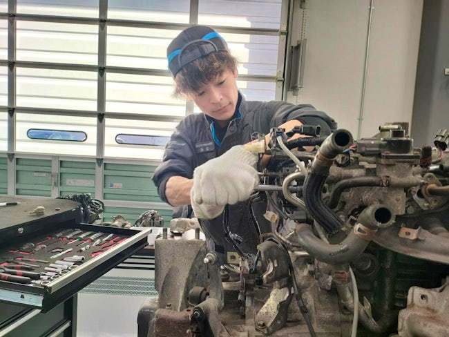 お客様に快適なカーライフを提供し、さらには故障等による事故を未然に防ぎ、お客様の命や車を守るのが整備士の重要な役割です。当社では『2台目は工場から』をスローガンにサービスを軸として活動しています。