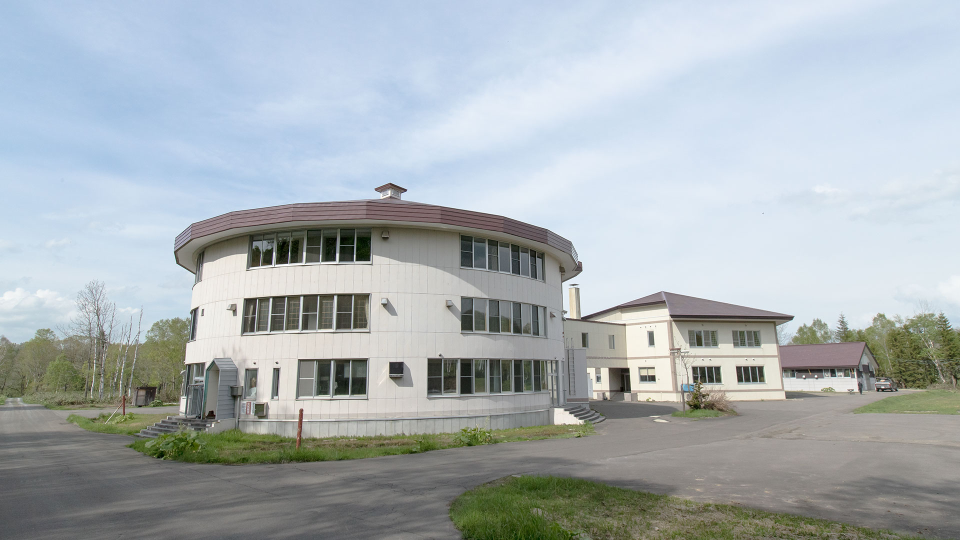 ふれあいの家「まどか」は、道立自然公園朱鞠内湖に隣接し、豊かな自然のもとで、青少年が情操豊かな心と、 強健な身体を育成することを目的とした体験型宿泊研修施設です。