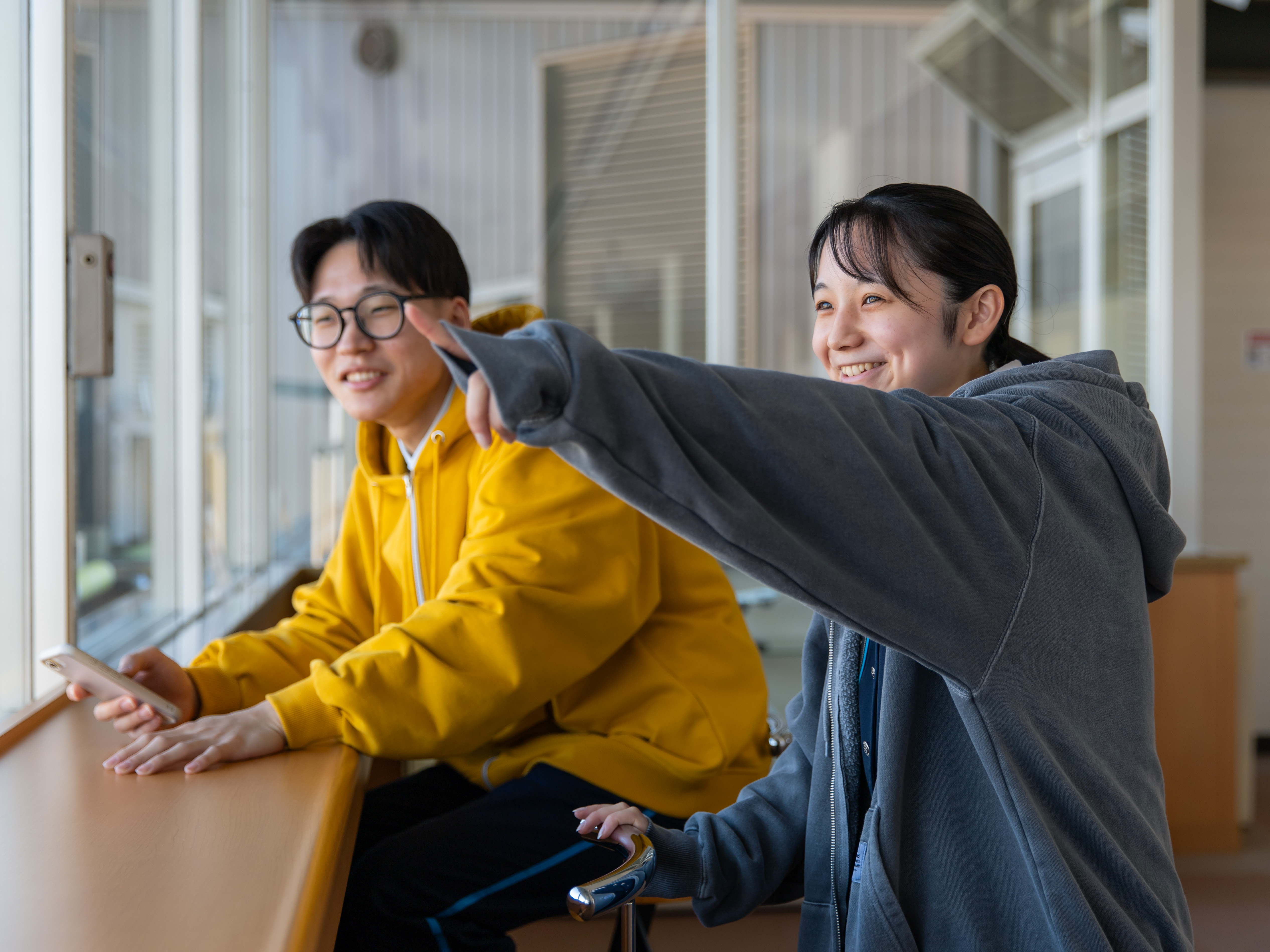 休憩時間はフライトが無い時間で、基本的に他のスタッフと一緒に過ごす時間が増えます。
空港内には人も少ないため、休憩室でお話をしたり、1人で何かをしたり、空を見て黄昏れたり…過ごし方は人それぞれです。