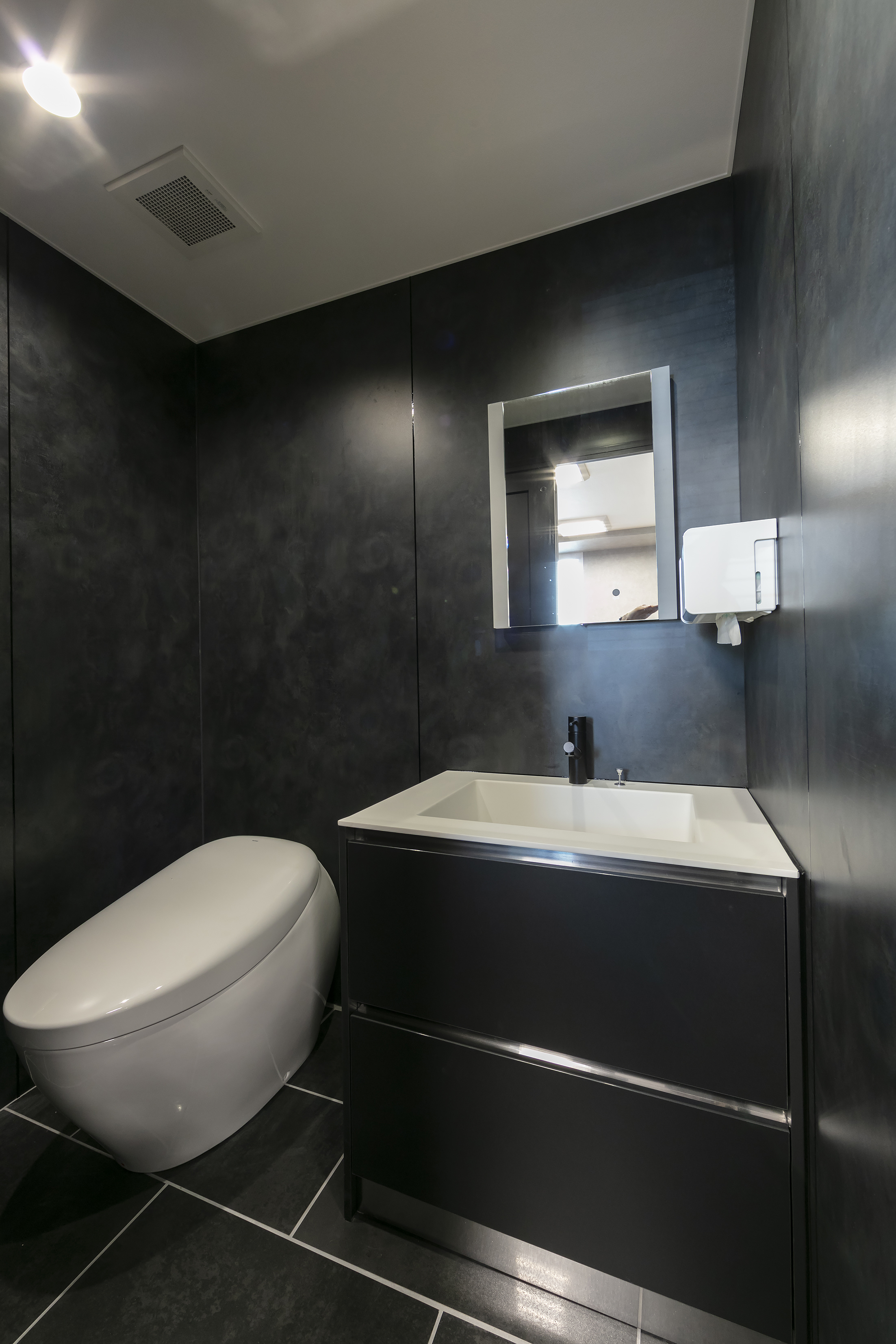 ＜2年前に新築にした本社＞
トイレもホテルライク調に、事務所での作業も楽しくなるような本社にしました♪