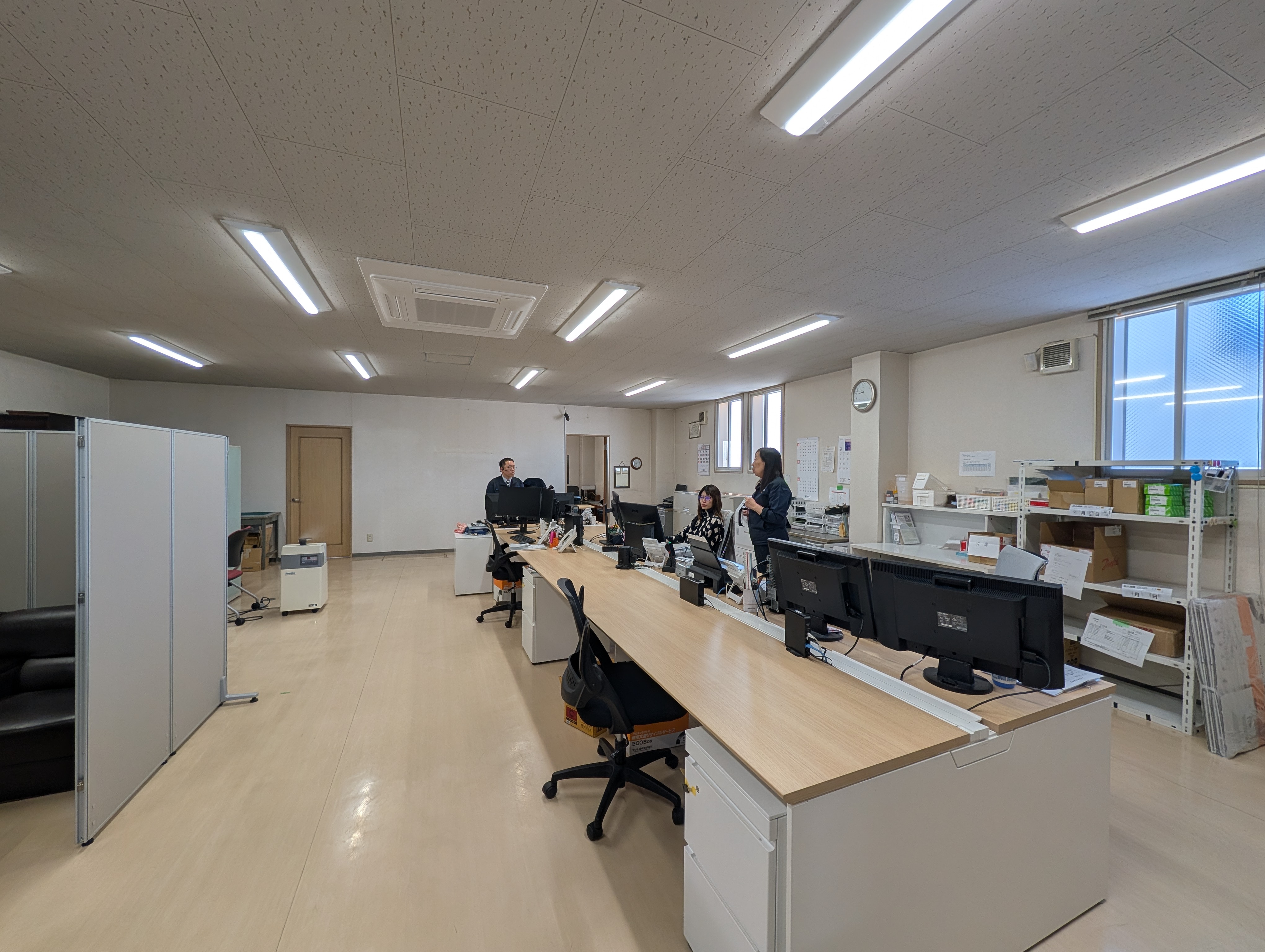 社内の様子です。少人数だからこそ声を掛け合いながら進めています。困ったときはみんなでフォローします！