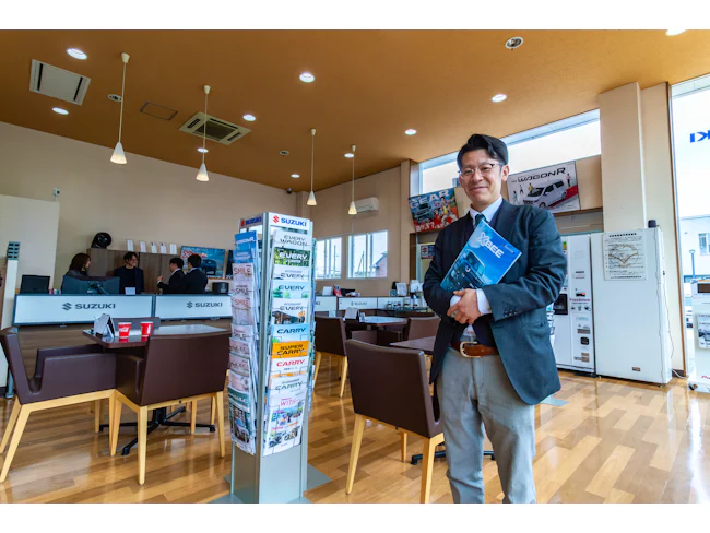 入社3年目・モリさん/元々全国転勤の会社で働いていたため、転居を伴う異動がない当社に魅力を感じ応募。仕組みはしっかりありながら、自分の裁量で動ける自由さがあり、未経験から色々なことに挑戦できる会社です。
