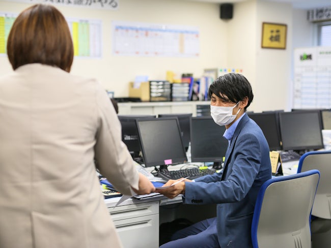 【こんな手当や待遇もあります】残業手当、扶養手当、地域手当等/退職金制度、特別報奨金制度/一から学べる研修制度、クラブ活動等/充実のインセンティブ制度で入社6年程で、年収600万円以上の社員もいます。