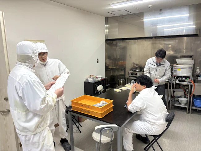 ラーメン店がどんな麺を求めているか、営業スタッフと連携を取りながらチームで麺製造を行っています。