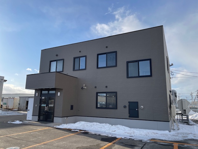 インフラの輸送という生活に欠かせない業務を行っているため、土曜日も営業しています。日祝以外のお休みはシフト制になりますが、連休取得もOK、そして、何かと用事をこなせる平日休みもいいものですよ♪