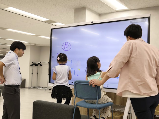年に1回、社員の家族も招待して開催するファミリーイベントの様子。ボウリング大会や社内部活動紹介企画など、毎年様々なコンテンツを企画しています。次回は果物狩りになる…予定です!