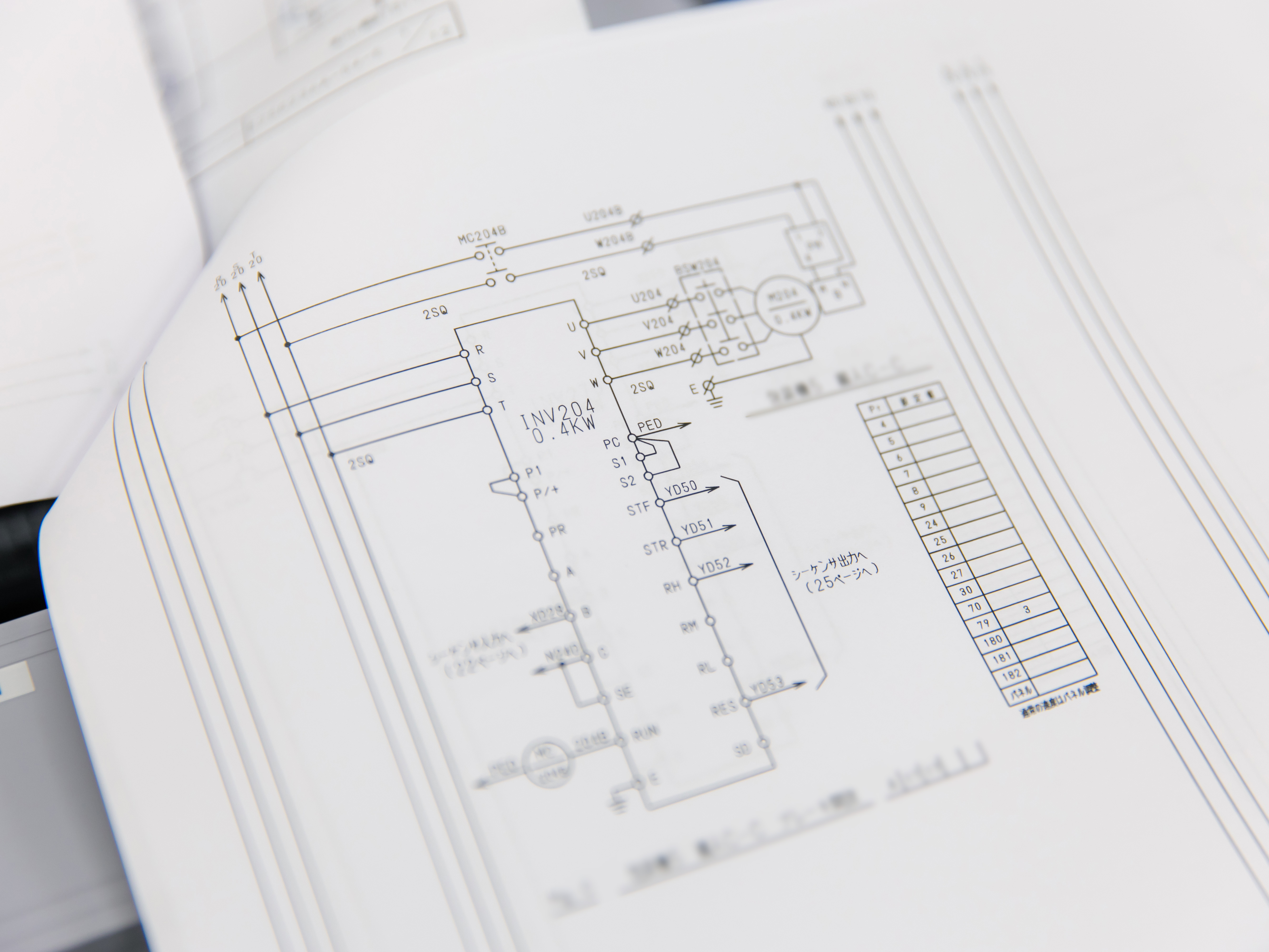 設計図を見るたび、ワクワクする。そんな感覚を仕事にしませんか。最初は難しく感じる配線も、半年後には迷わず扱えるように。少しずつできることが増えていく、そんな実感が得られる仕事です。