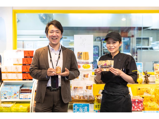 店頭販売部門の チーム構成/ベテランの販売スタッフの他、20〜30代のアルバイトが在籍。レジスタッフ・梱包スタッフと役割分担をしながら、変化に柔軟に対応し、他部署とも連携しながらお仕事を進めてもらいます。